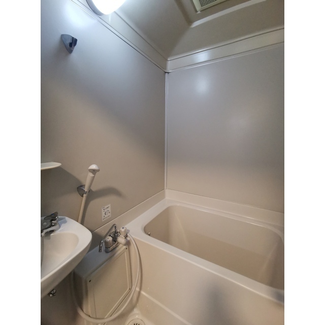 バス・シャワールーム　洗面台付いております♪