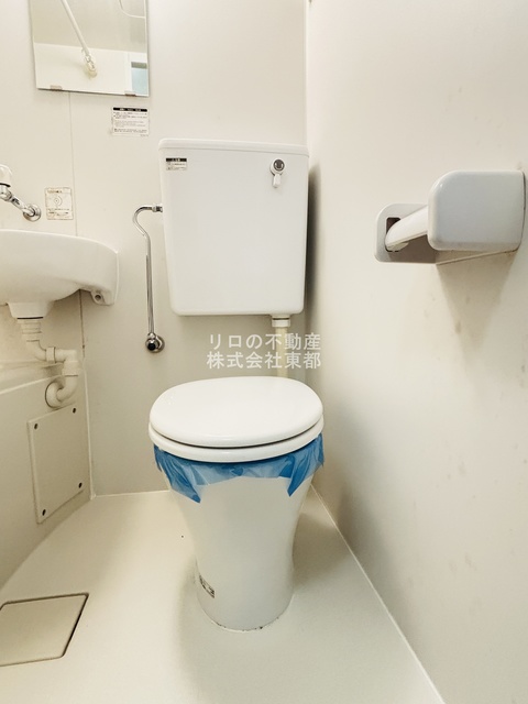 トイレ　白基調で清潔感のあるトイレです♪