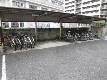 その他共有部分　広い屋根付き駐輪場です。