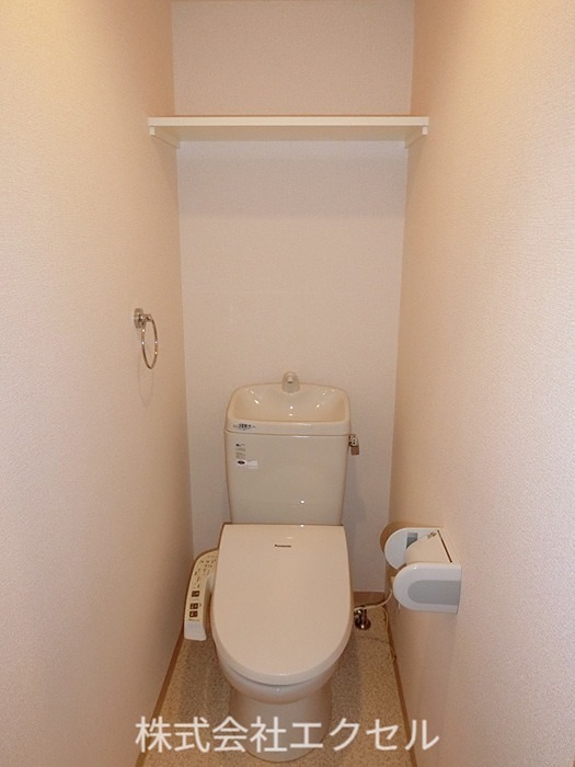 トイレ　温水洗浄便座です。
