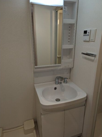 洗面設備　ゆったりとスペースのある洗面所