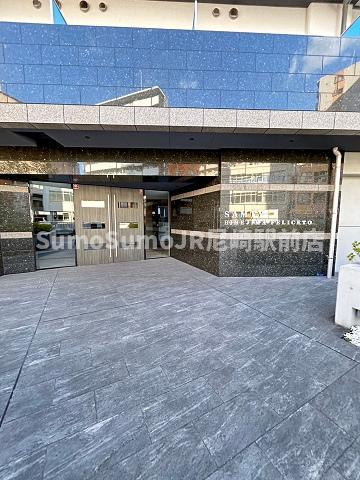 エントランス　落ち着いたエントランスです