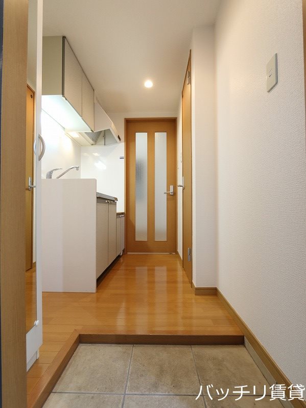 玄関　※同型タイプ写真のため、現状優先。