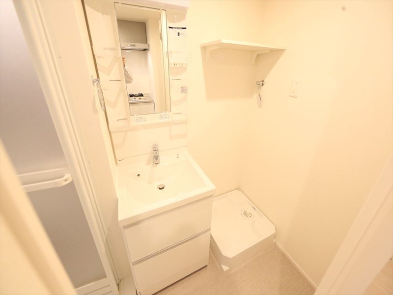 洗面設備　脱衣所　独立洗面台（シャンプードレッサー付）　同仕様写真