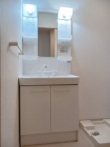 洗面設備　明るい洗面所です