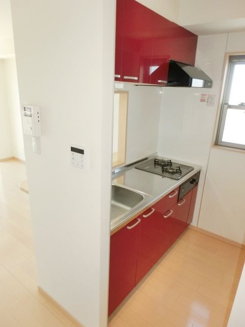 キッチン　２口ガスキッチン。窓が付いてるので匂いも気にならないです！