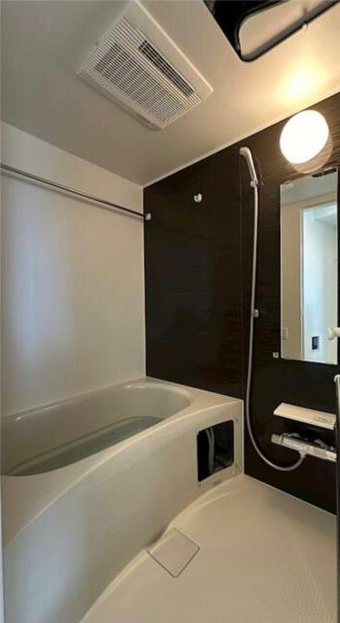 バス・シャワールーム　追い焚き機能、浴室乾燥機付きバス。