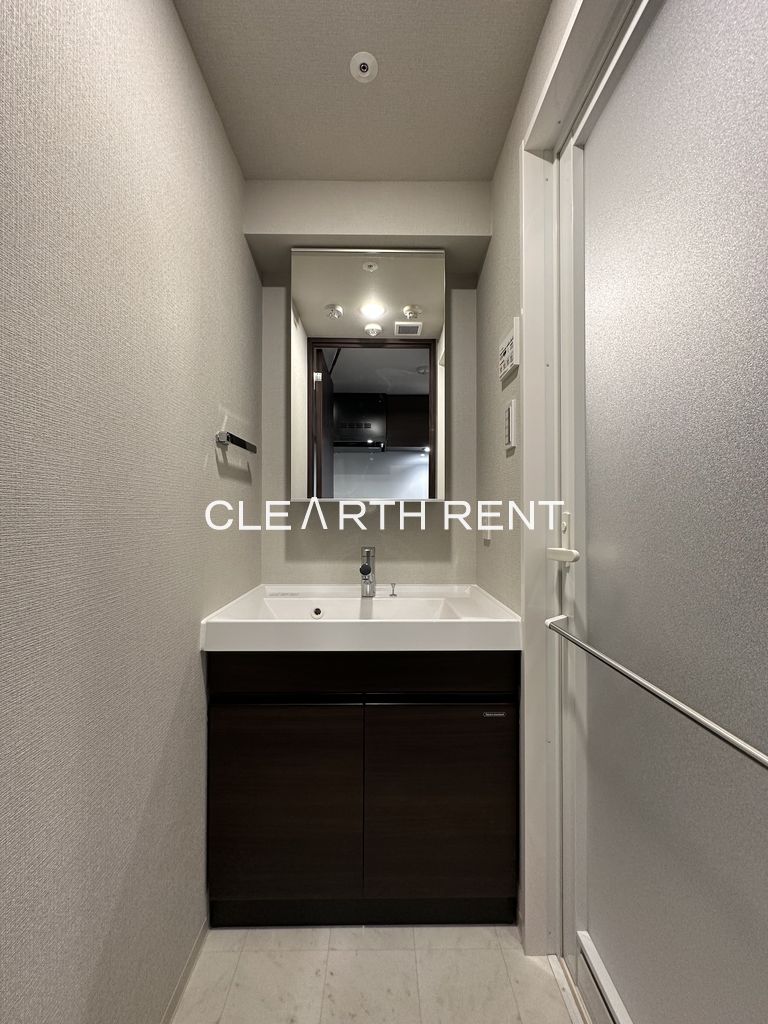 洗面設備　スタイリッシュな独立洗面台