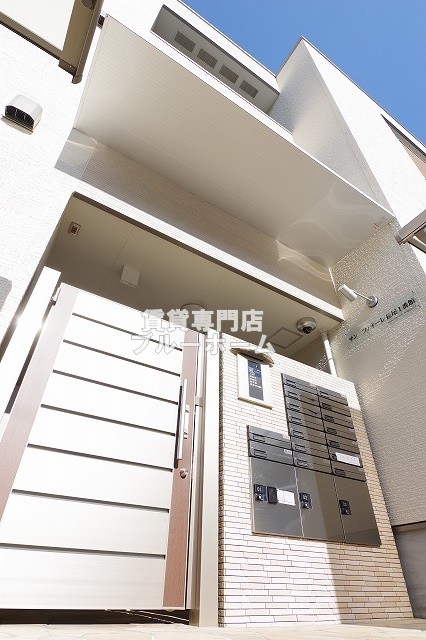 建物外観　木造三階建てのキレイな物件！