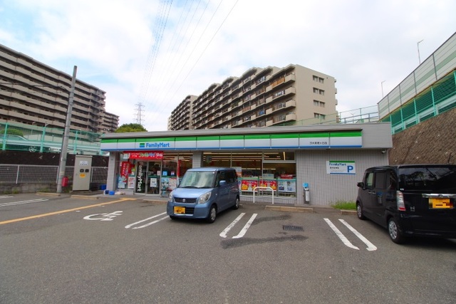 コンビニ　ファミリーマート茨木美穂ヶ丘店（コンビニ）まで421m