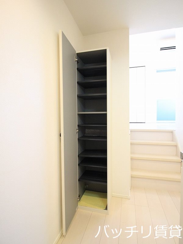 玄関　同型タイプの為、現状を優先致します。