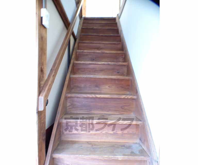 その他部屋・スペース　手すり付きの階段です。
