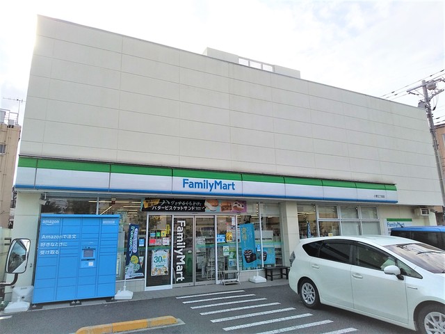 コンビニ　ファミリーマート小菅三丁目店（コンビニ）まで300m