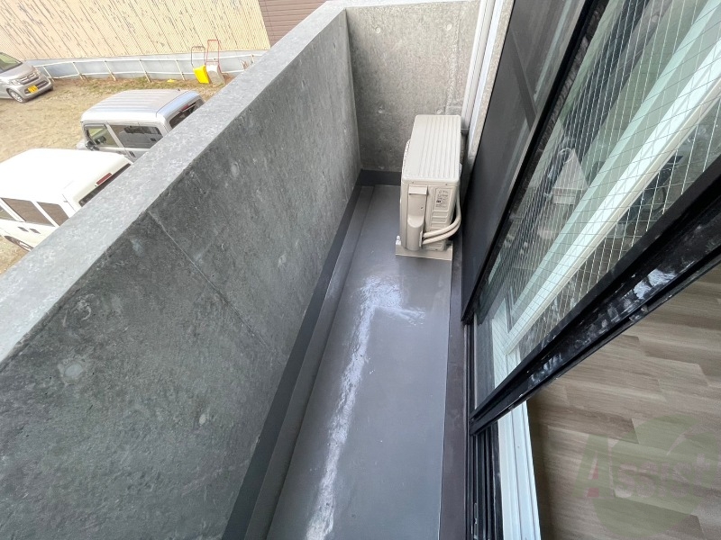 バルコニー　バルコニーは幅があり、広い印象を受けました。