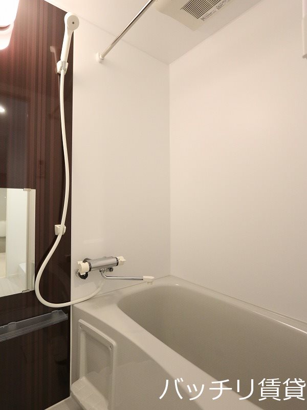 バス・シャワールーム　別号室タイプの為、現状を優先致します。