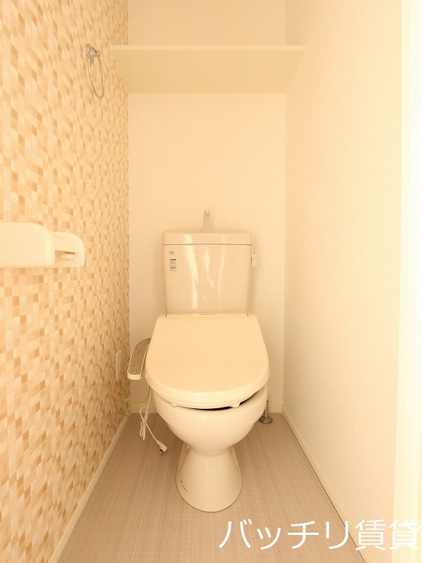 トイレ　別号室タイプの為、現状を優先致します。