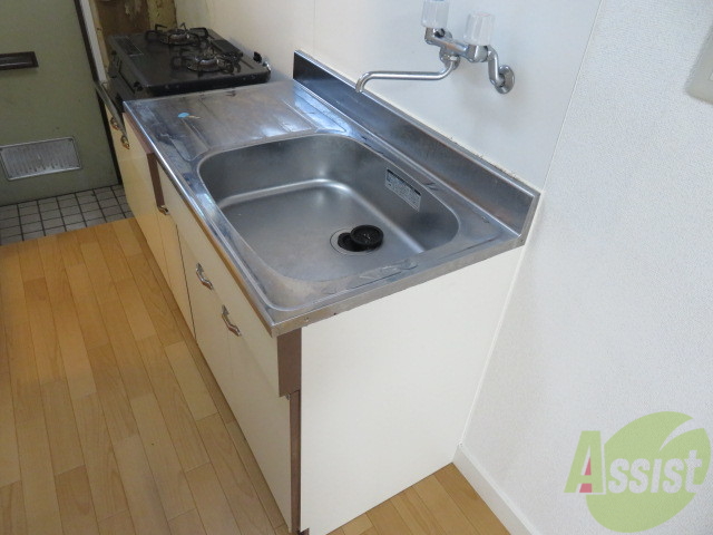 キッチン　シンプルなキッチンです。一人暮らしにはちょうどいいサイズ。