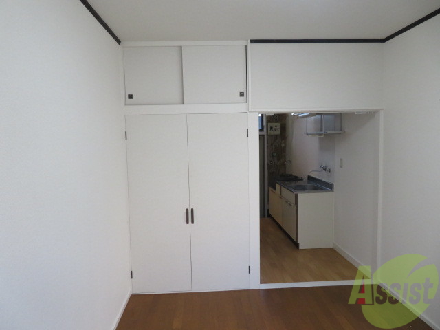 その他部屋・スペース　別の角度から洋室を撮影しました。日射しがあり明るい印象。