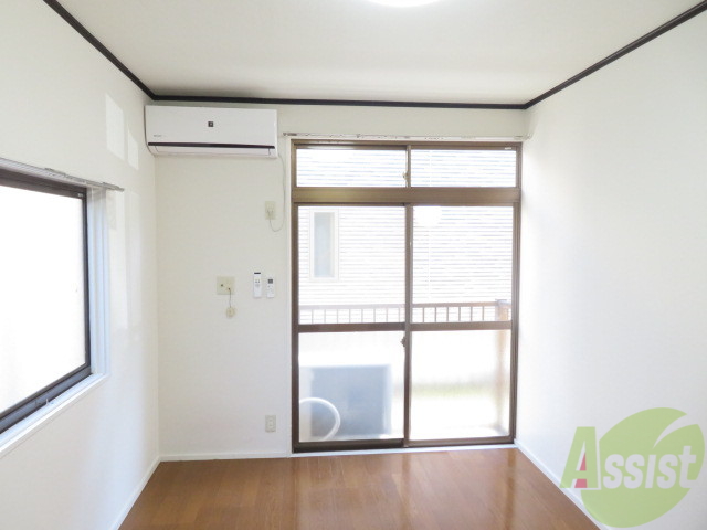 居室・リビング　６帖の洋室です。広々として、きれいですね。