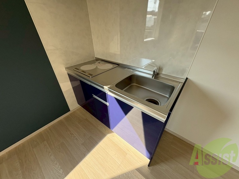 キッチン　こちらはキッチンになります。ＩＨコンロ２口付です。