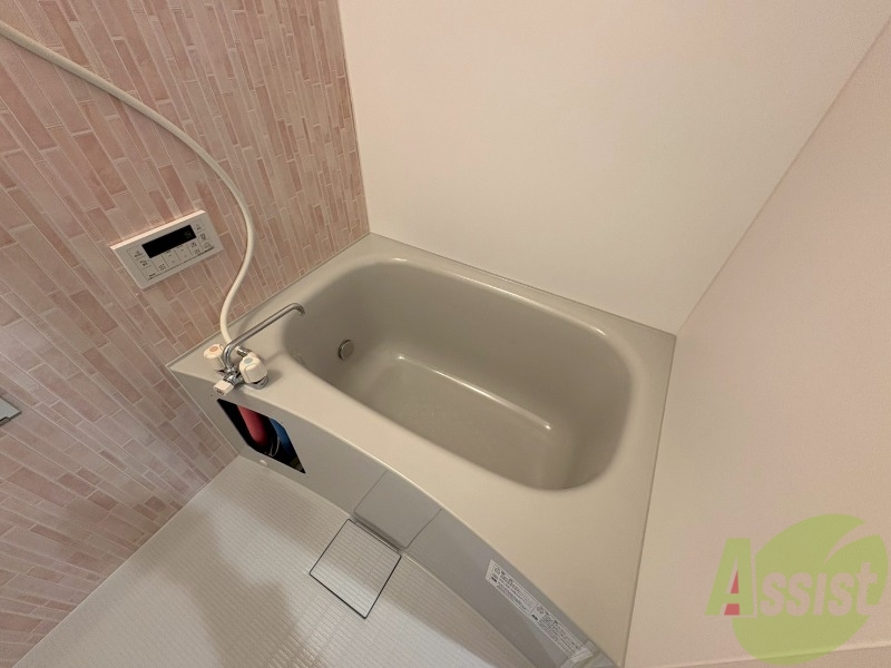 バス・シャワールーム　こちらはバスルームになります。追い焚き機能付です。