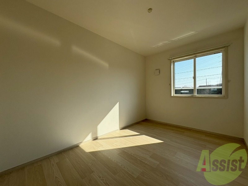 その他部屋・スペース　こちらは５．６帖の洋室になります。日当たり良好です。