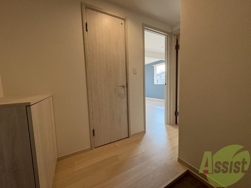 玄関　こちらは玄関になります。照明設備がございます。