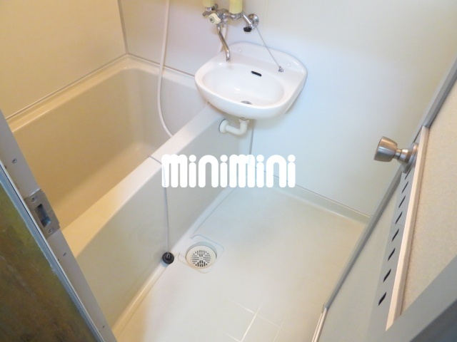 バス・シャワールーム　（写真は反転１０１号室）