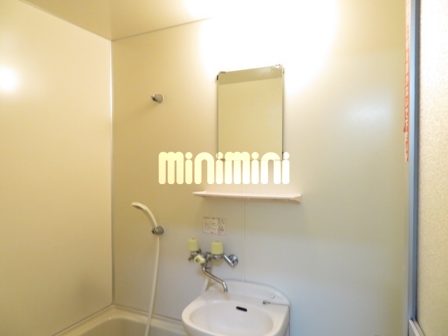 トイレ　（写真は反転１０１号室）