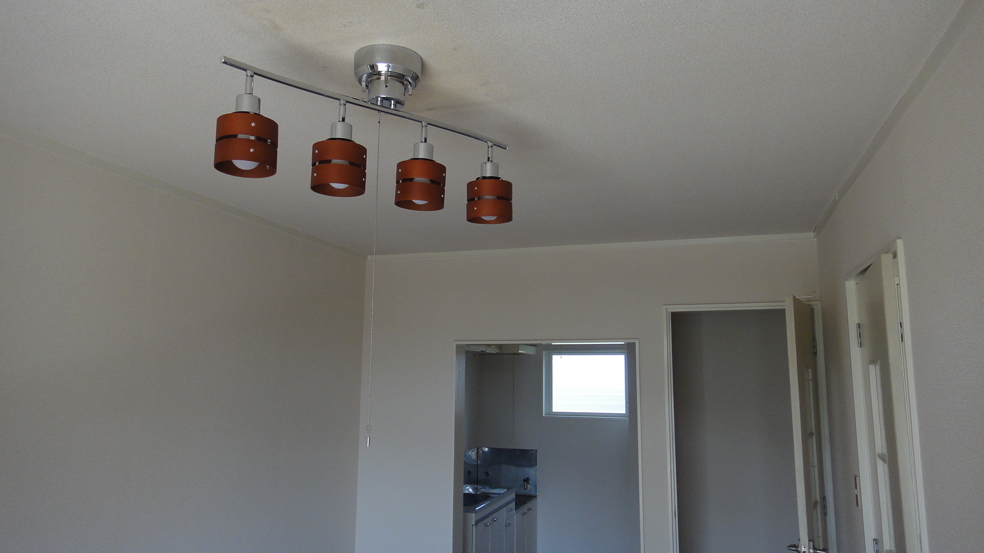 居室・リビング　北欧風照明　半対面キッチン