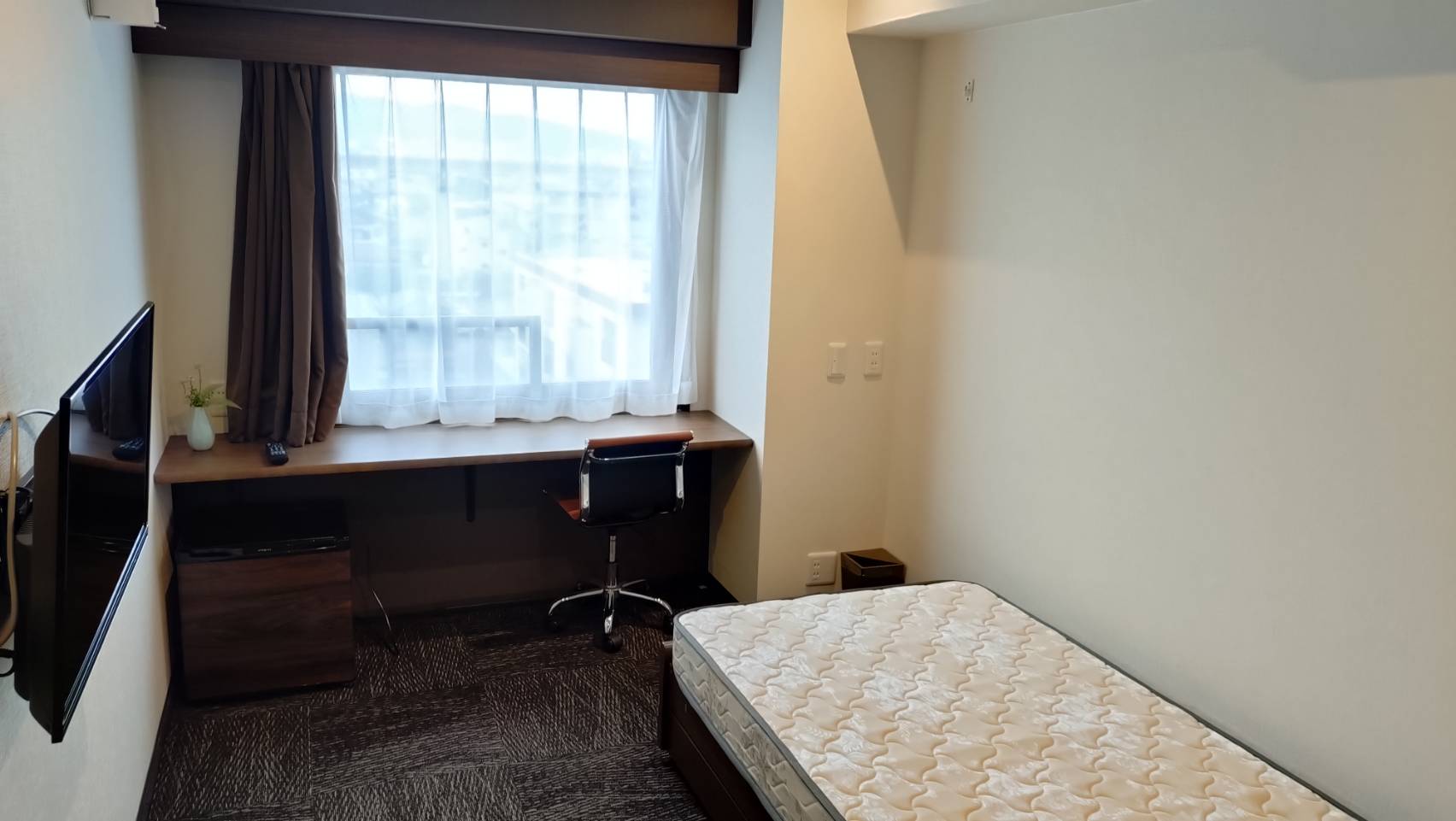 その他部屋・スペース　テレビ、ベッド、冷蔵庫、エアコンは備え付け