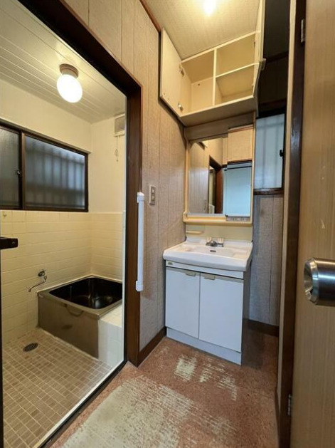 洗面設備　独立洗面台です