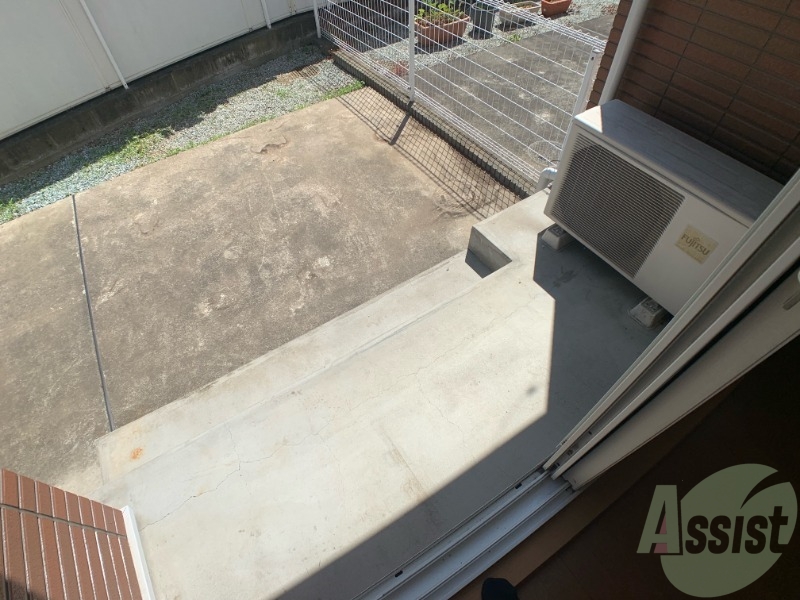 バルコニー　お天気の良い日は布団も干せてポカポカです。