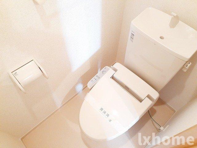 トイレ　落ち着いた色調のトイレです