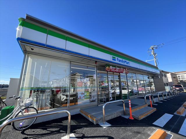 コンビニ　ファミリーマート（コンビニ）まで570m