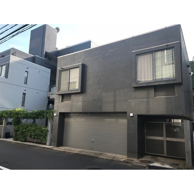 駐車場　屋内駐車場※手動シャッター　２台分