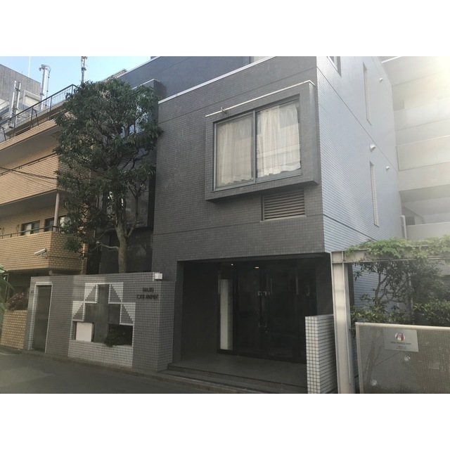 建物外観　エントランス、左門扉は屋内ごみ置場（２４時間可）