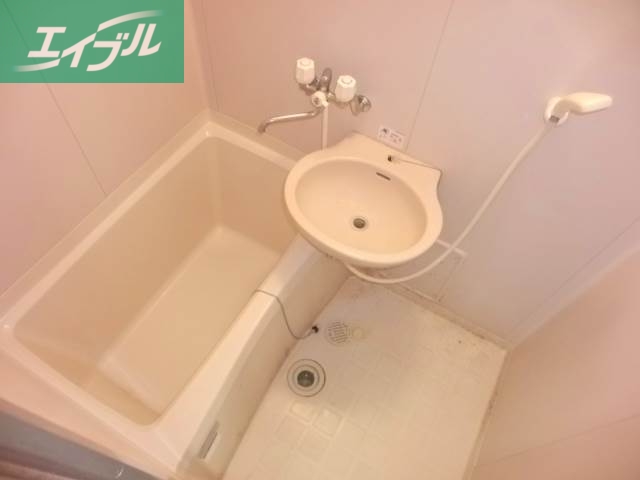 バス・シャワールーム　同物件、別部屋の写真です