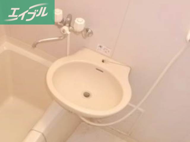 洗面設備　同物件、別部屋の写真です