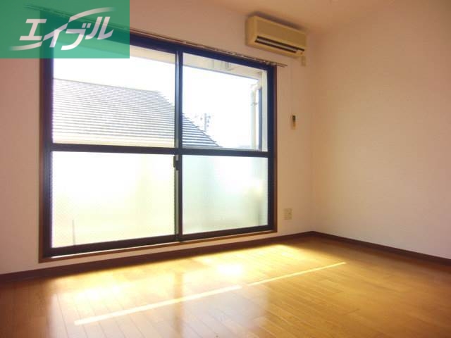 居室・リビング　同物件、別部屋の写真です