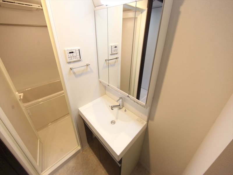 洗面設備　脱衣所　独立洗面台（シャンプードレッサー付）収納スペース有