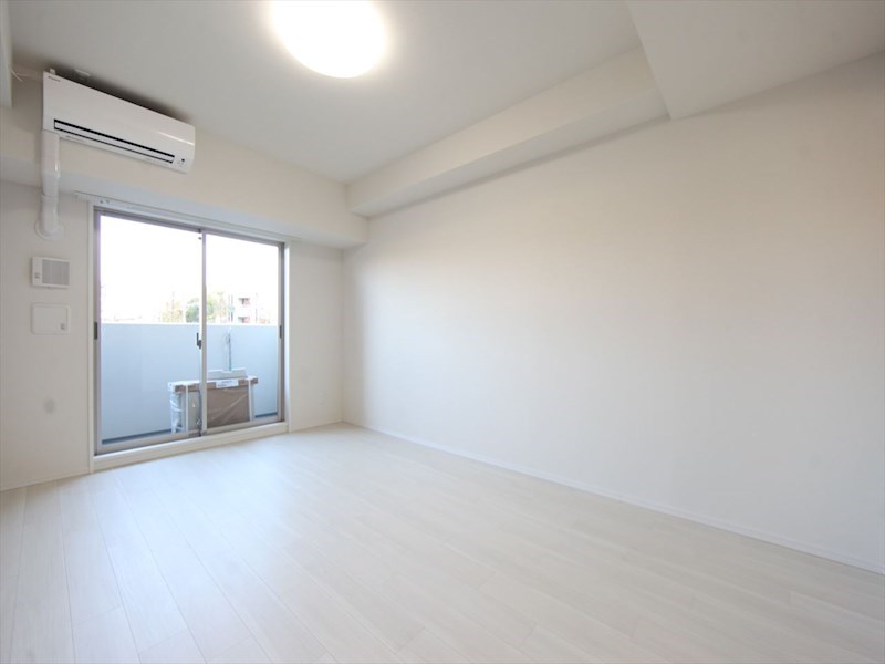 バルコニー　洋室9.9帖　エアコン完備　バルコニー