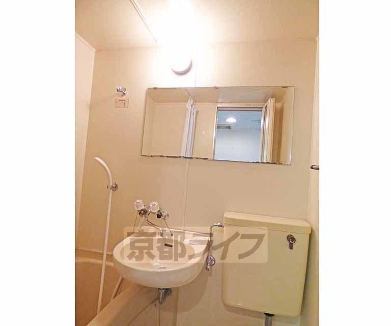 洗面設備　綺麗な洗面台です。