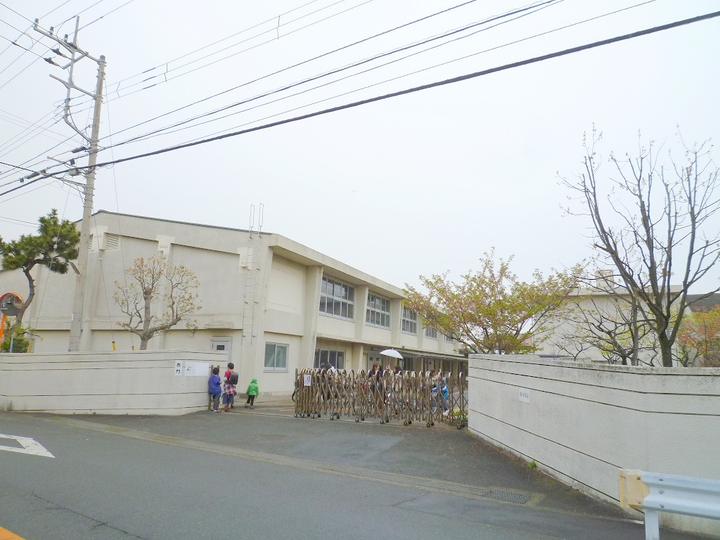 小学校　藤沢市立辻堂小学校（小学校）まで452m