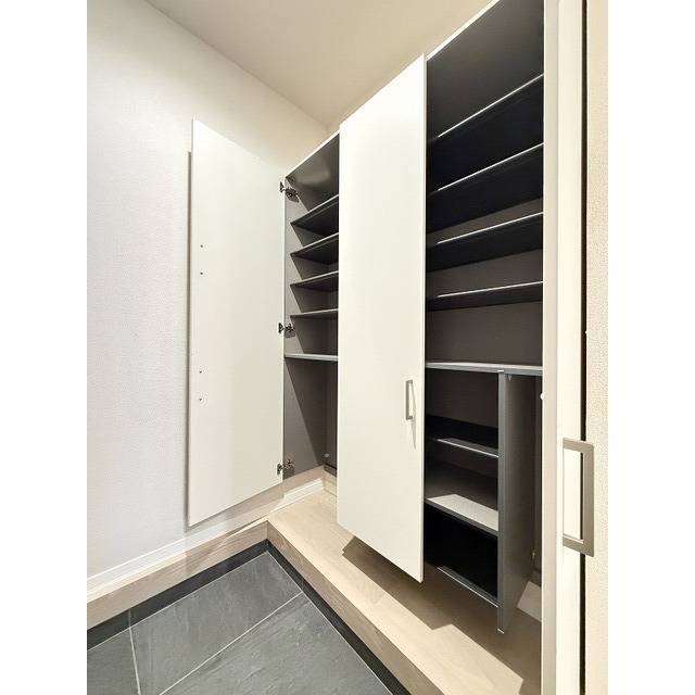 玄関　収納豊富な下駄箱です♪