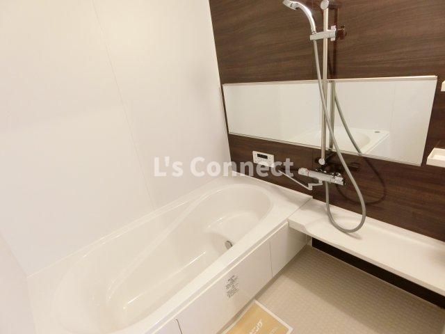 バス・シャワールーム　足を伸ばして入れる１坪浴室。追焚き機能付き。