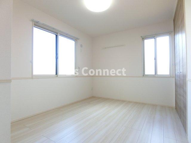 その他　洋室にも２面に窓があります。