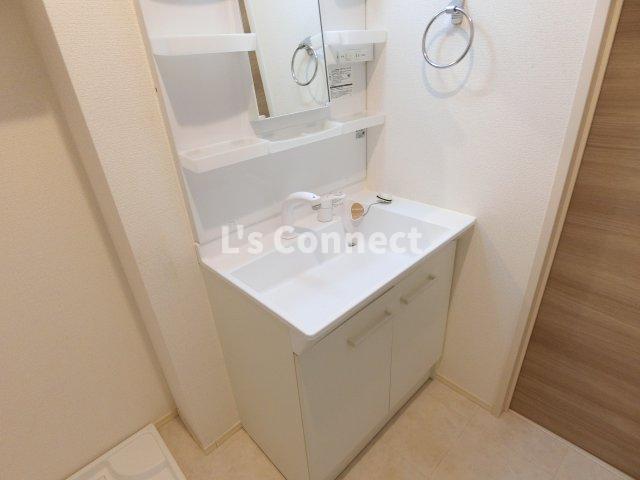 洗面設備　朝の支度もスムーズな独立洗面台。