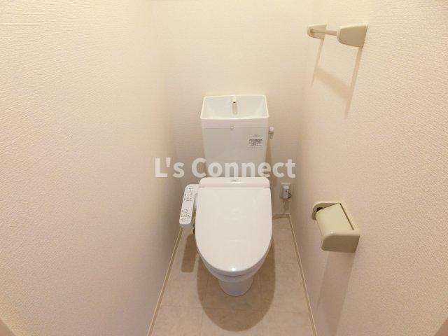 トイレ　温水洗浄便座付きのトイレ。