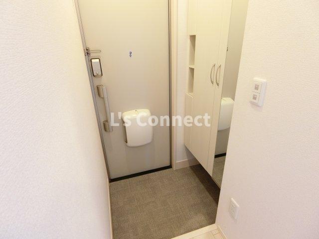 玄関　背の高い下駄箱には鏡付きで身だしなみチェック。